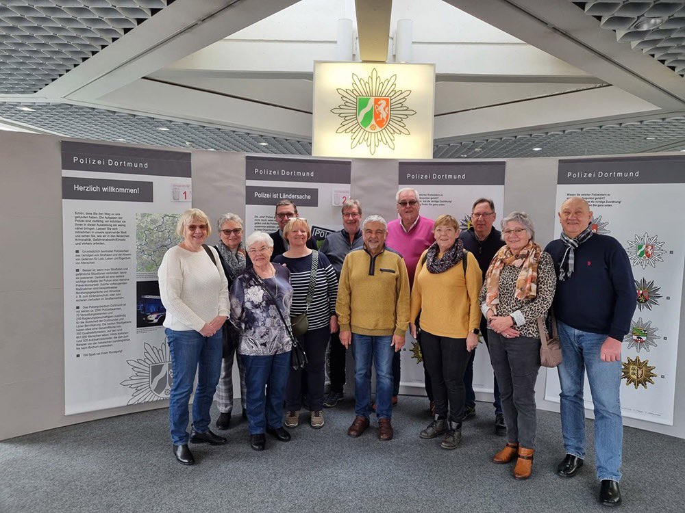 KamenWeb's tweet photo. 📍 Heimatfreunde besuchten die Polizeiausstellung im Polizeipräsium Dortmund 🔗 https://t.co/zmeuJtb41Y
Alle Nachrichten unter ➡️ https://t.co/kuG2JiTeob #Kamen #KamenWeb #MarktKamen #MeinKamen #D59174 #GlückAuf #KamenLiebe #News #KreisUnna #KamenerOriginal https://t.co/mAKEttZfcl