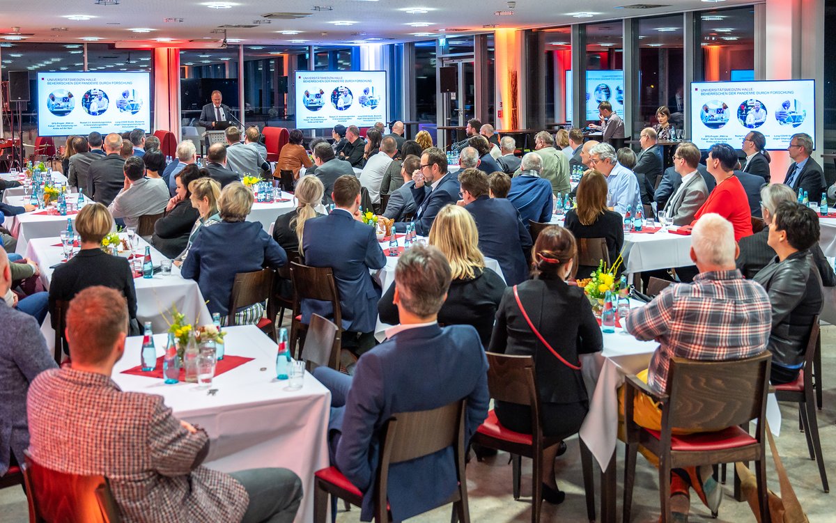 unimedizinhalle's tweet photo. Die #UniMedizinHalle blickt am heutigen #Neujahrsempfang in die #Zukunft: Wir wünschen uns Kooperation statt Kompetition und sind bereit, weitere gesamtgesellschaftliche Verantwortung zu übernehmen.
@WillingmannA @GrimmBenne https://t.co/ZKPlh0bs5c