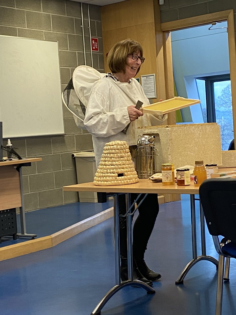 BeesStemMIC's tweet photo. What a fantastic evening with @TheQueenBee10 in @MICLimerick learning about all things 🐝. @STEM_MIC https://t.co/NqmXThDkkG