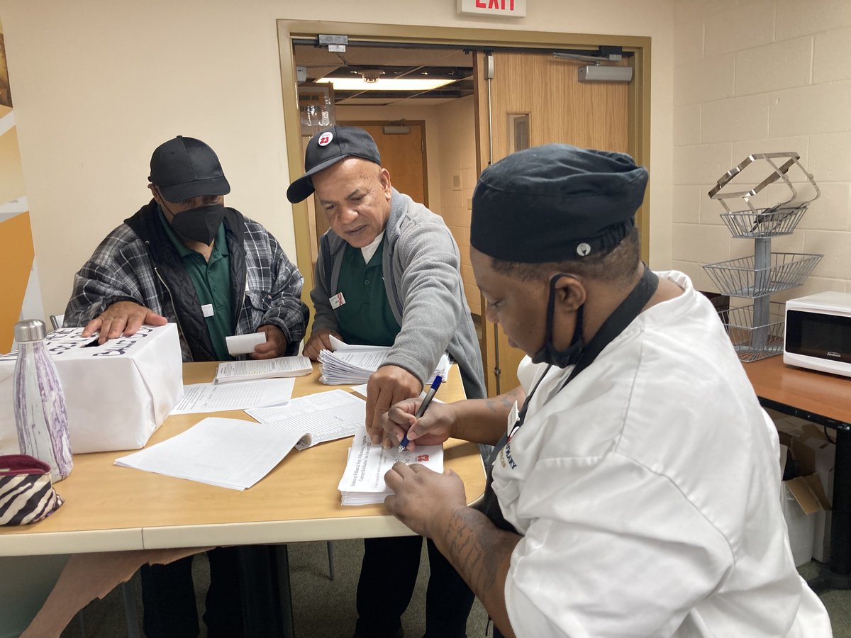 🚨JUST RATIFIED: a first contract for Sodexo workers at William &amp; Mary!  

Workers will have: 
- minimum $3/hr raises by Sept 2023 
- union health insurance 
- pension 
- job protection 
- and lots more! 
 
Congratulations to everyone who fought for this victory!