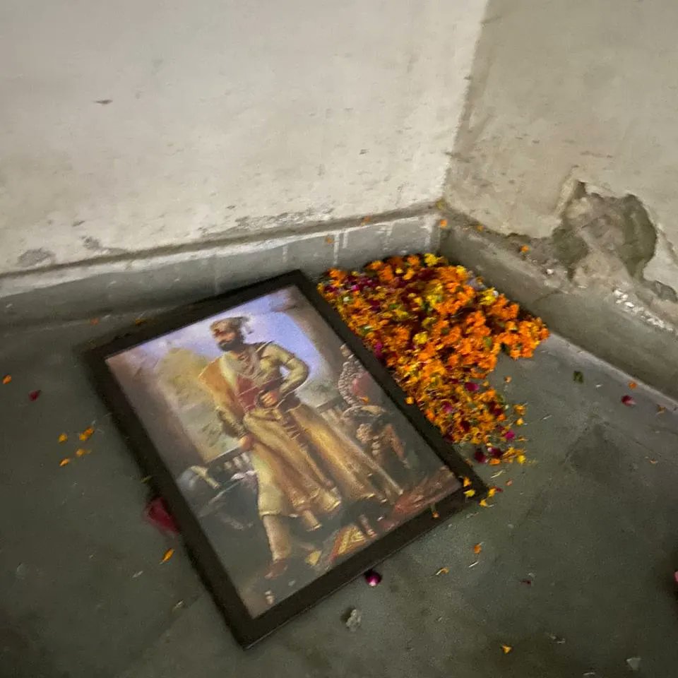 abvpjnu's tweet photo. Leftists anarchy and hate for Indian role models becomes evident again.

The way they broke and disrespected the portrait of Shivaji Maharaj, is unacceptable. Previously, they had vandalised Swami Vivekanand statue in #JNUCampus. Why do they hate Indian Greats so much ?
#JNU https://t.co/q2RvcEoUUO