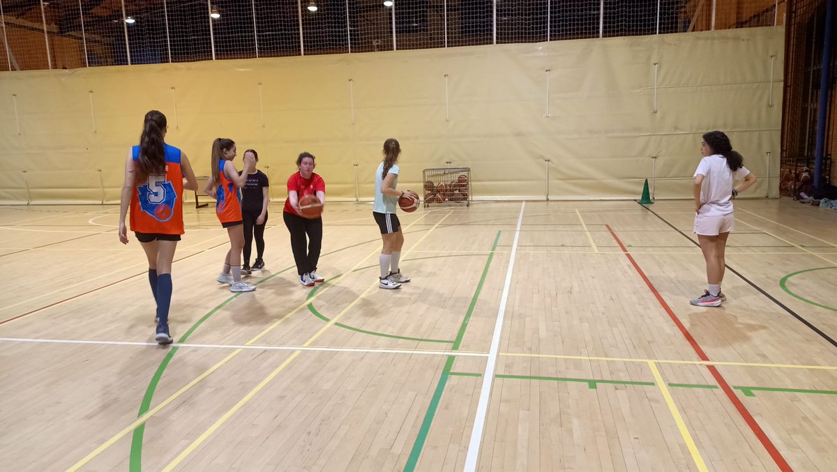 fundcdtoledo's tweet photo. Con gran orgullo os contamos que 2 de nuestros jugadores de Basket, Silvia y Adrián, entrenan en las divisiones inferiores de @fabricavalores Este es un gran paso hacia la inclusión plena a partir del deporte. Gracias a @snchez_mauro por esta oportunidad de crecer 💪🏼 https://t.co/DsLqTznip4