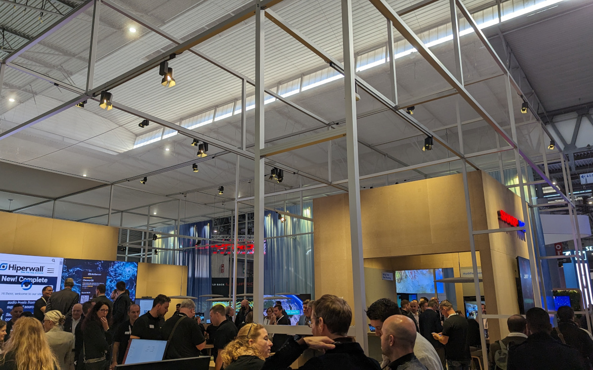 SharpNEC_DACH's tweet photo. Eine wiederverwendbare Metallkonstruktion, #recycelbare Textilien und robuste #Technologien - unser Sharp/NEC Stand auf der @ISE_Show 2023 stand komplett unter dem Aspekt der #Nachhaltigkeit! ♻️ Sehen Sie selbst bei @invidis: https://t.co/epMtfXPZNP https://t.co/e6itmJrVdG