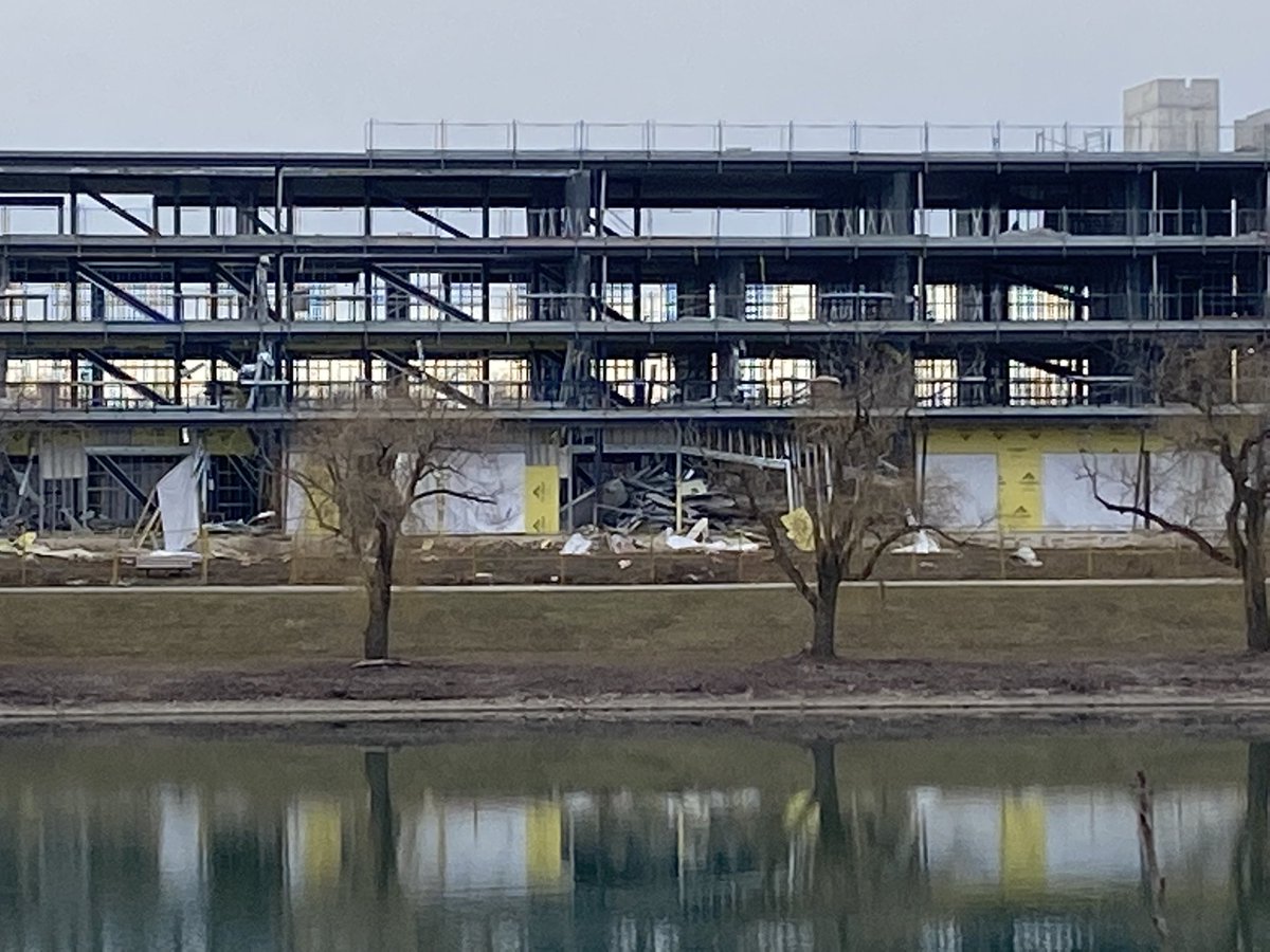 EmilyNTayler's tweet photo. A condo complex in Welland partially collapsed over the weekend, investigators are still trying to figure out how it happened. No one was in the building at the time but neighbours told me the collapse could be heard blocks away @morninglive @CHCHNews https://t.co/sTDlq07Ibg
