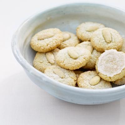 DeliaOnline's tweet image. Our Cake of the Week - Macaroons. Light, almondy and chewy, most people love macaroons with their edible rice paper bases: ow.ly/Rae250MWPKu #baking #macaroons #homemade #afternoontea #Deliascakes #biscuitrecipes #cakerecipes #cakeoftheweek