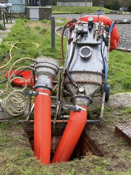 GlanvilleEnviro's tweet photo. Efficiency at its finest from our pipe lining team👌
If there’s a no-dig solution, then we’re on it using CIPP technology, removing the need to dig🦺👷♂️💦
#trenchlesspipereplacement #trenchlesstechnology #cipp #sewerrepair #nodigsolution #civilengineering #blockedpipe https://t.co/tHS4UkyH88
