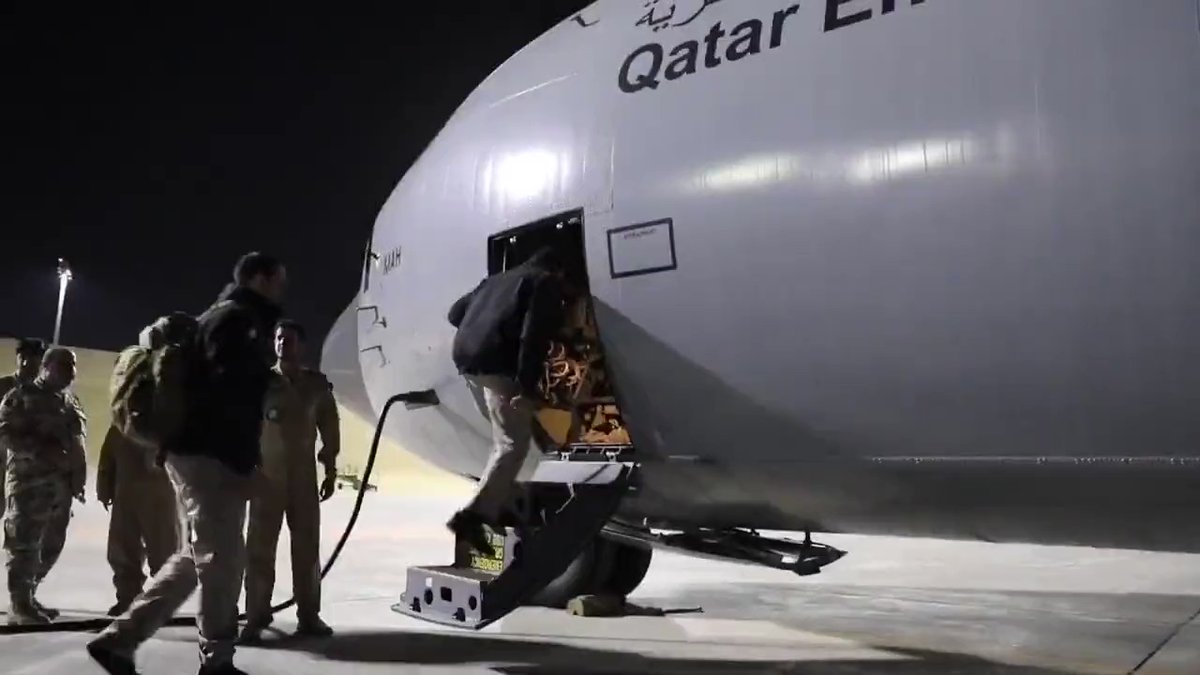 Katar Türkiye'ye deprem bölgesine hizmet için 4 adet AW-139 genel maksat helikopteri, 3 bin kişilik sahra hastanesi ve çeşitli yardım malzemeleri gönderiyor.

Sahra hastanesinde helikopter pisti bulunacak ve helikopterler hastanede konuşlu görev yapacak.