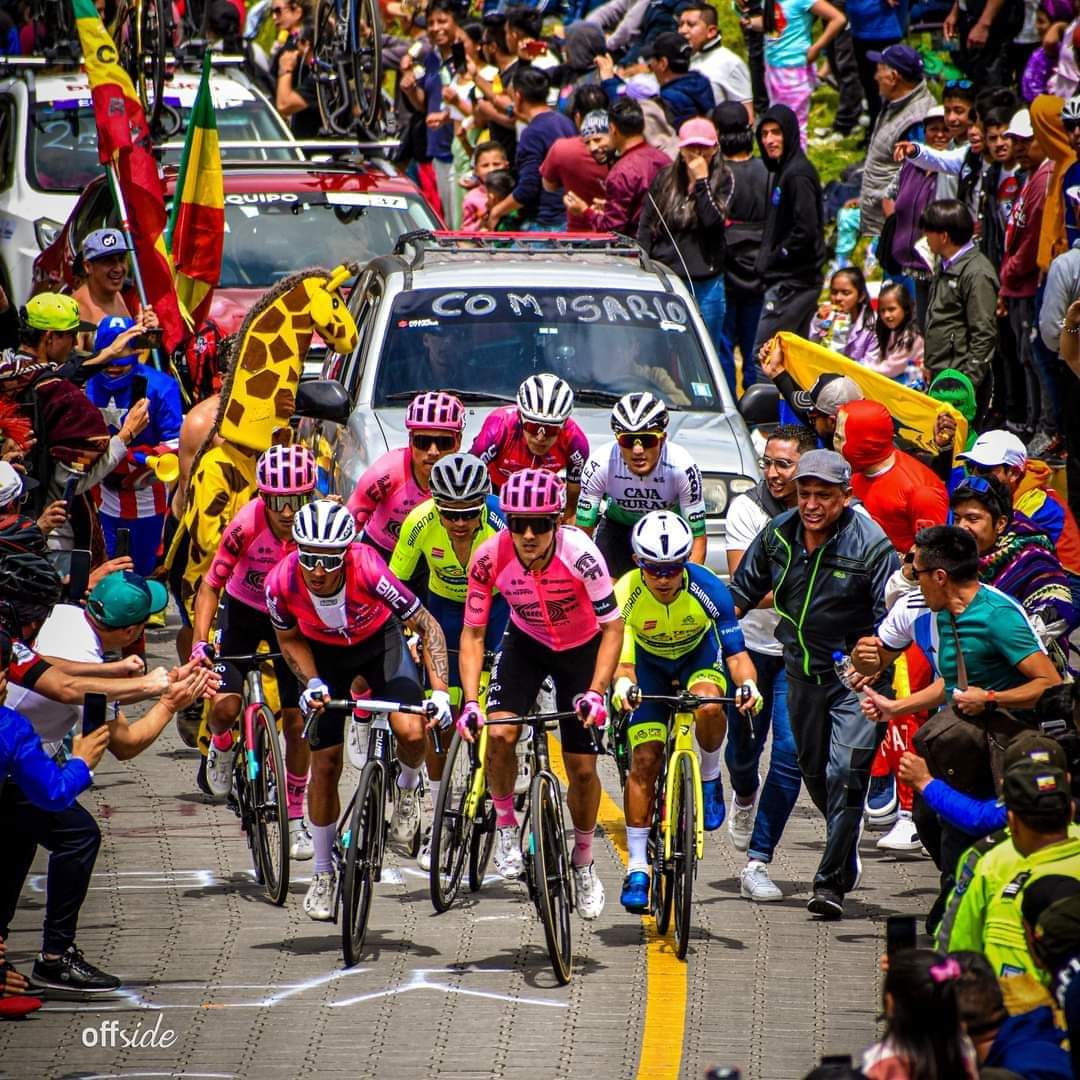 EnBiciEC's tweet photo. Y el premio a la foto del año es para… 🥁

Caballos, tremenda imagen 🤯

📸: Grupeta04 https://t.co/wwDSgMWPCI