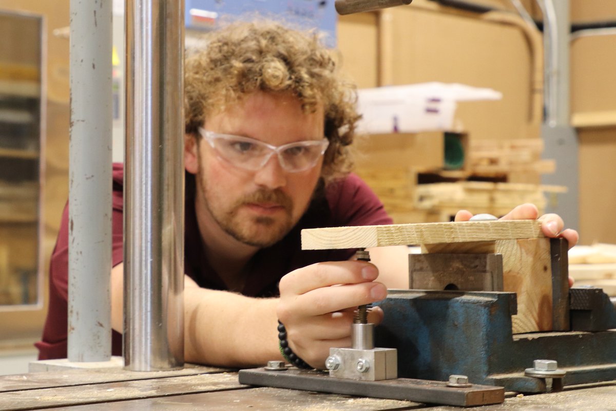 CPULD's tweet photo. M.S. student Joe Keller is working on a project that focuses on measuring the rigidity of pallet joints assembled with alternative fasteners. The obtained knowledge will be built into the Pallet Design System. 

#palletlife #vt #handsonhokies #PDS #palletsmovetheworld https://t.co/eZapdOvcRQ