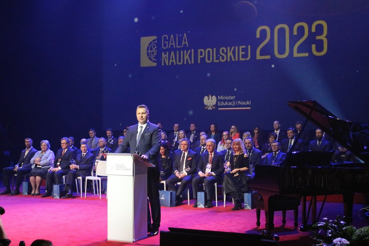 Michal_Bilewicz's tweet photo. Z takich perełek Gali Nauki Polskiej to chyba warto wymienić wręczenie nagrody MEiN za całokształt działalności naukowej ("dla wybitnych osobowości polskiej nauki") pewnej pani magister bez doktoratu. Prywatnie żonie polityka PiS, obecnego prezesa kolegium IPN. https://t.co/iScOqKYBzr
