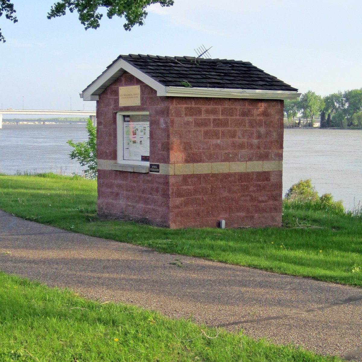 USGS_Water's tweet photo. Shelters for @USGS_Water streamgage equipment come in all shapes and sizes. #GageYourKnowledge to name this monitoring location.
Hints:
1️⃣ Monitors water on the longest river in the #UnitedStates
2️⃣Located in a state capital, #donchaknow 😉
Reply with your guess! https://t.co/PpqSj9iOTX