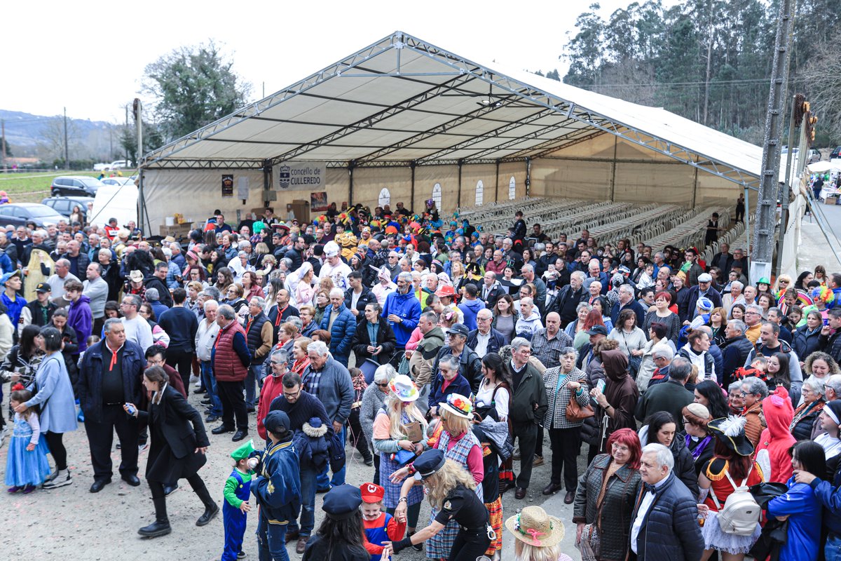ConcCulleredo's tweet photo. 🪅🎭😍 Volveu o #EntroidoDeVeiga, e vaia se volveu! Hoxe, tras dous anos de parón, festexamos de novo 🥳 a Romaría de San Blas, onde puidemos gozar do tradicional desfile #choqueiro, o #testamento, un gran xantar e moita, pero que moita 🎵🎸🎺 música a cargo de #LosSatélites. https://t.co/yyT1mBUSJb
