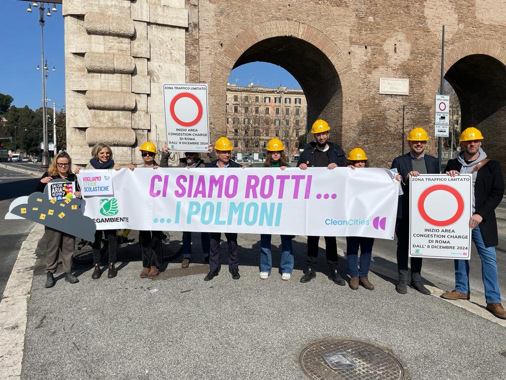 La campagna itinerante #CleanCities è arrivata a #Roma con un messaggio forte e chiaro: '#NoAlloSmog. Io non traffico'. 📍Per raggiungere l'obiettivo di #neutralitàclimatica entro il 2030 si devono moltiplicare gli sforzi!
 #congestioncharge #LowEmissionZone #MissionCities