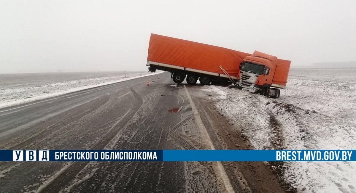 Виртуальный Брест on Twitter: \"Фура сложилась на М10 и съехала в кювет ...