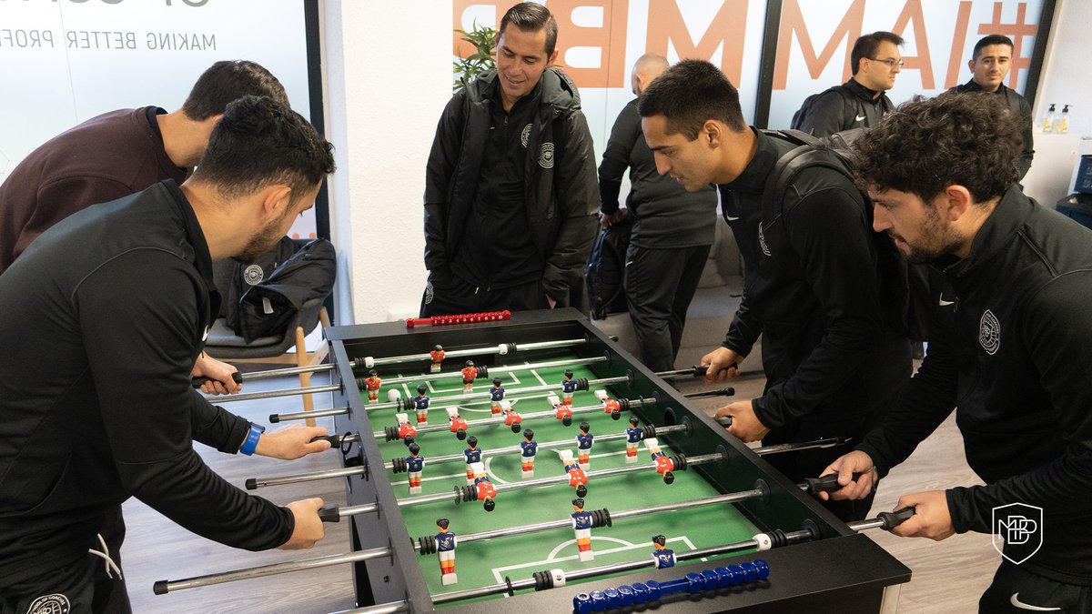 MBPSchool's tweet photo. 🏆Pero la experiencia de los alumnos no sólo se vive en los estadios. En cada intervalo tenemos grandes disputas en el futbolín. ¡Momento de recargar baterías y prepararse para la próxima clase! 😂
#IAMMBP #MBPFamily #MasterMBP https://t.co/LxoGpYN9uP