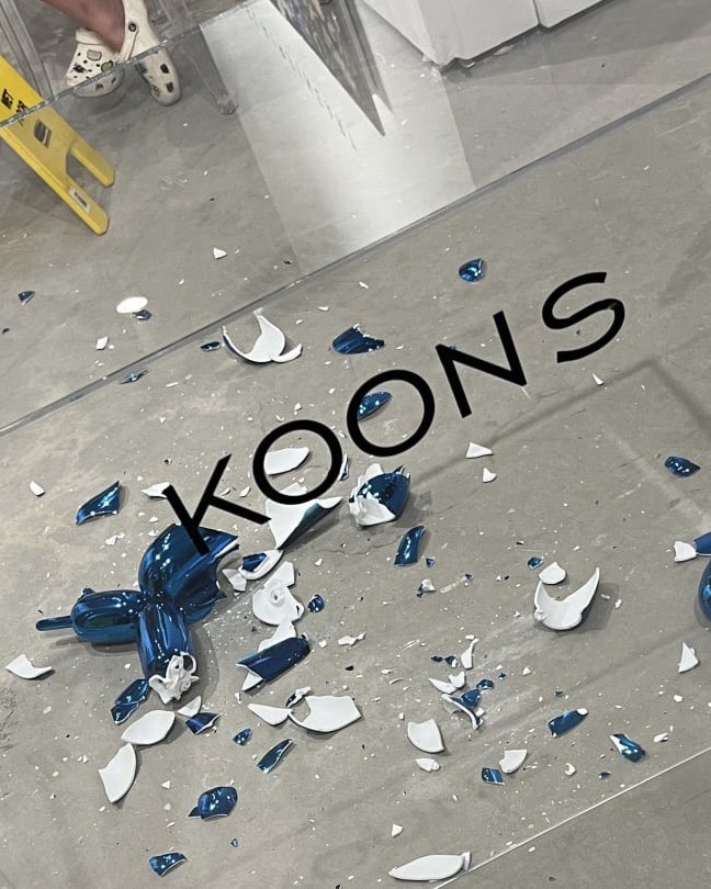 avant_arte's tweet photo. At the opening of Art Wynwood in Miami, a collector accidentally knocked over a $42,000 (£34,928) Jeff Koons porcelain sculpture. The collector never intended to break the piece and reportedly had accidentally kicked the podium it was on during the opening cocktail reception. https://t.co/BBhnoUODoP