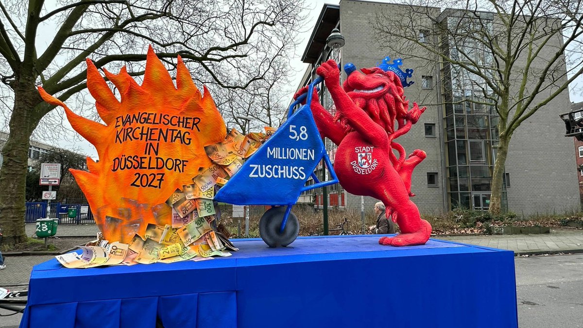 DusseldorferD's tweet photo. Die Wagen von Jacques Tilly und seiner Crew sind wieder mit starken Motiven dabei. Großartig! Und unser #Buergerbegehren ist natürlich auch! 
#NichtmeinKirchentag @11tesGebotDE #Rosenmontag #Düsseldorf #Karneval #wirsindda #JacquesTilly https://t.co/bmSvRjZEOh