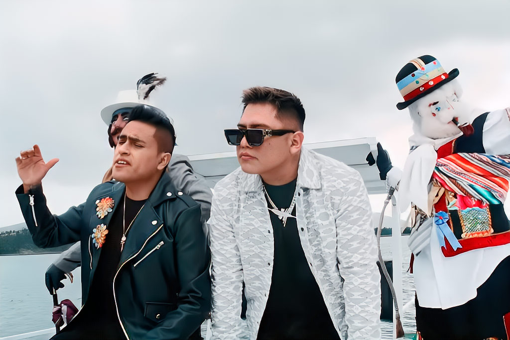 tercerparlante's tweet photo. [#LoNuevo] 🇵🇪
El ayacuchano #Kayfex sigue afinando su fusión entre las músicas urbanas y andinas. En esta ocasión, convocó a la agrupación Raíces D’Jauja para grabar un nuevo single, “Nublado”, en el que entrelaza las sonoridades del trap y el huayno

► https://t.co/qJTiCK1bHk https://t.co/UqWNLbZa0P