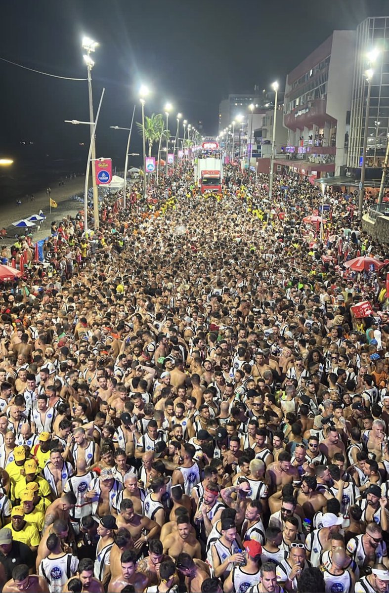 otimistaoficial's tweet photo. Proibiram as mulheres no carnaval? https://t.co/wgfsHftvW7