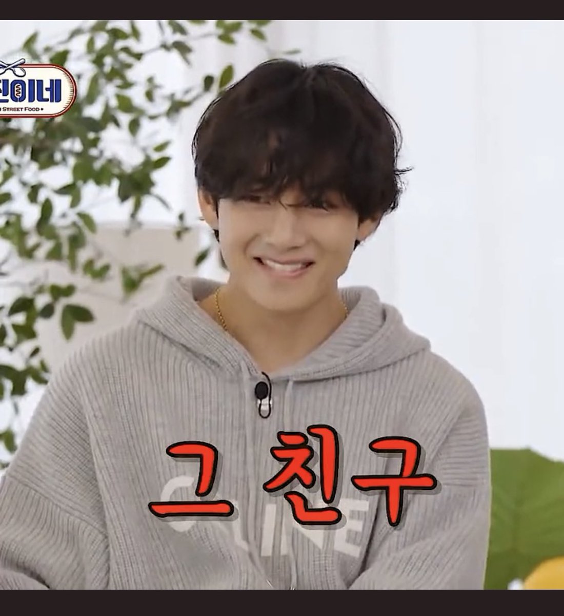 Bellekiss2's tweet photo. @bts_bighit When u don’t speak Korean and however enjoy this Seojin’s Kitchen as if… 
Kim Taehyung charisma is unquestionable. V is just adorable 
The good vibes that all the members of this show share makes everybody laugh,I still am …

TAEHYUNG ON THE GAME CATERERS
#출장십오야_태형등장 https://t.co/aCpJ3l2bRT