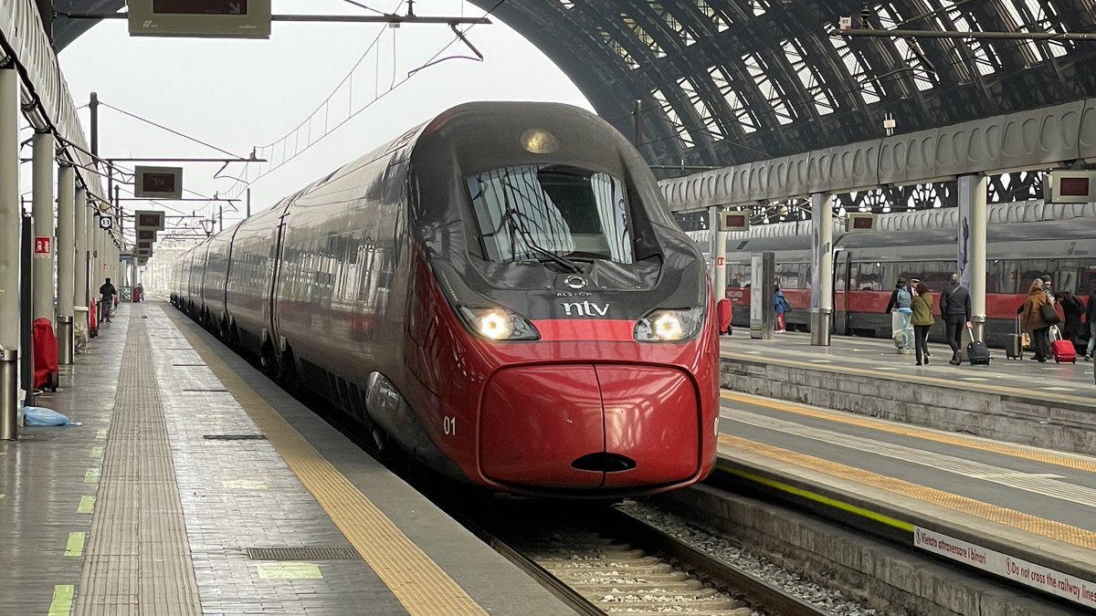 AndreasWiede's tweet photo. From #Milan 🇮🇹 to #Venice on board a very nice #Alstom @ItaloTreno #NTV ETR.675 #EVO trainset. There isn’t a proper @_DiningCar in the consist but vending machines (of the “cash only, no cards” - type though 😳 ) cater for the needs of the traveller - ☕️☕️☕️ in this case. https://t.co/BzxWLIwY1l