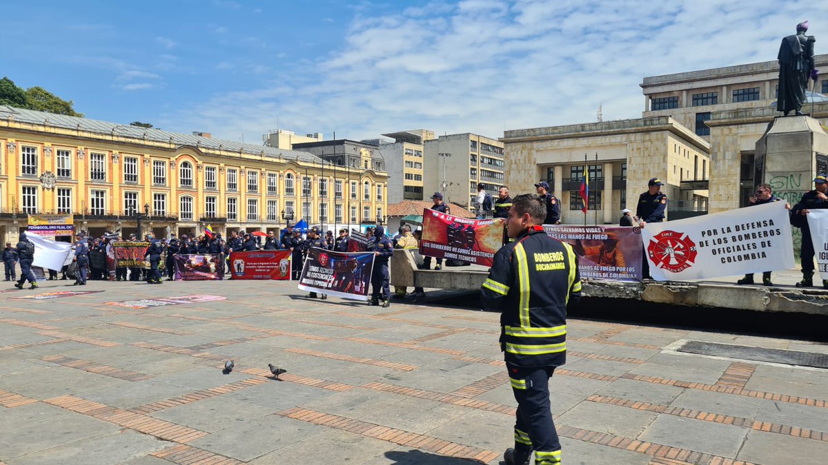 sunetcolofc's tweet photo. A ésta hora en la Plaza de Bolivar de la Ciudad de Bogotá DC cuerpos oficiales de Bomberos de varias partes del país, exigen al gobierno @petrogustavo mejores garantías y estabilidad laboral, @sunetcolofc respalda la iniciativa y exige respeto y condiciones para nuestros héroes. https://t.co/YkQMOGa0gy
