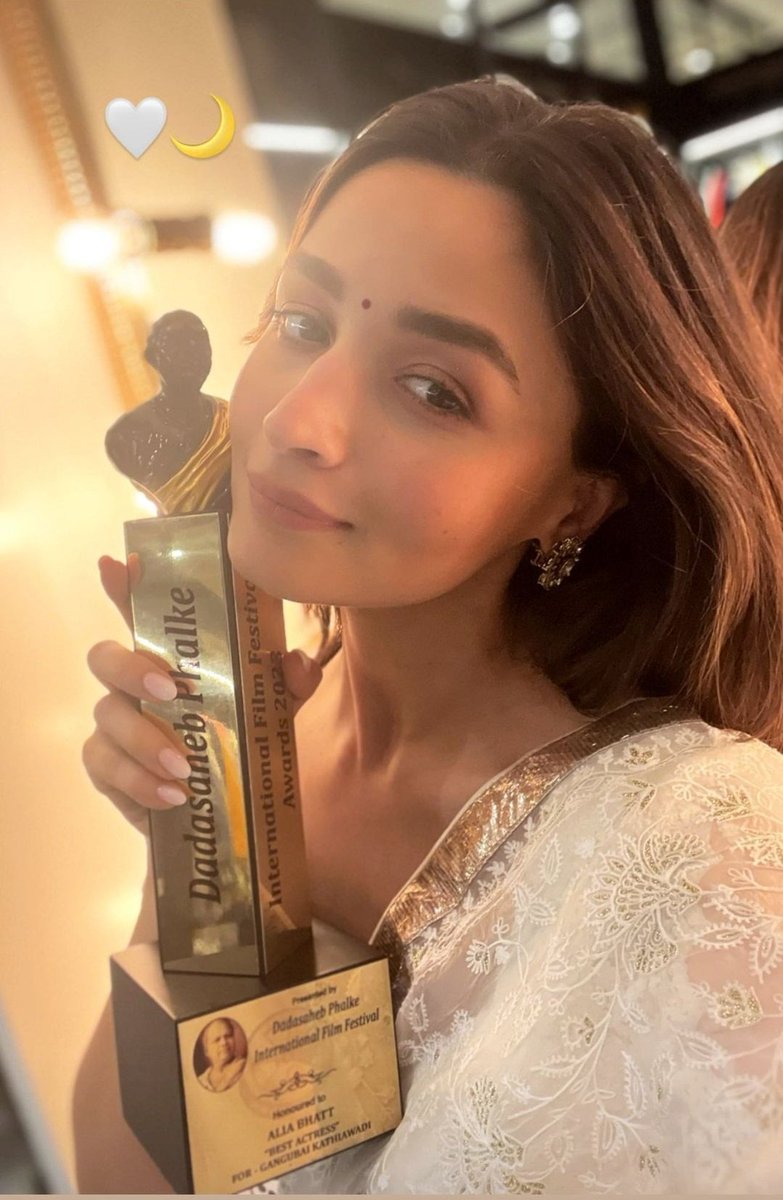 DelhiTimesTweet's tweet photo. .@aliaa08 wins the #BestActress award at #DadasahebPhalke International Film Festival Awards 2023 for #GangubaiKathiawadi ๐ค๐
#aliabhatt #aliabhattfans #gangubaikathiawadi #bollywood #sanjayleelabhansali #slbfilms #aliabhattfc https://t.co/CmISyv5Zt8