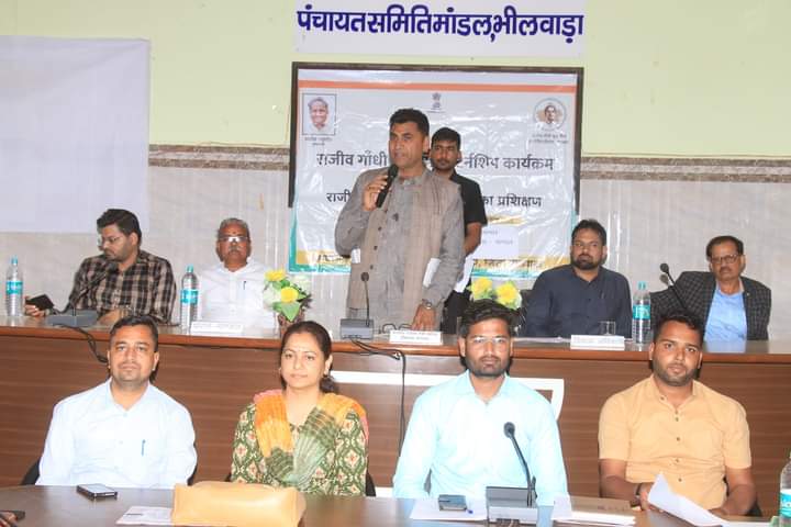 kanhiyasuwalka7's tweet photo. आज ब्लॉक माडल में राजस्थान सरकार के राजस्व मंत्री किसान केसरी श्री @RamlaljatINC जी ने #RYV प्रोग्राम में शिरकत की। व लोकप्रिय मुख्यमंत्री श्री @ashokgehlot51 जी द्वारा चलाई जा रही जनकल्याणकारी योजनाओं को आम जन तक पहुचाने के लिए सभी वोलिटीयर को प्रेरित किया।
#जादूगर_जादुकर #Rymp https://t.co/eMuZKgrWbu