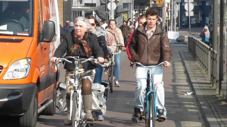 vlourbano's tweet photo. Cómo armar tu #BusBici al trabajo. 🚲👩💼🧑💼👨💼acción ciudadana en donde nuevos usuarios y ciclistas urbanos con más experiencia se unen para compartir una misma ruta, y de esta manera, hacer de la ciudad un sitio más seguro para transportarse en bicicleta. https://t.co/ouggIR9EG2 https://t.co/OTRsCMaV6f