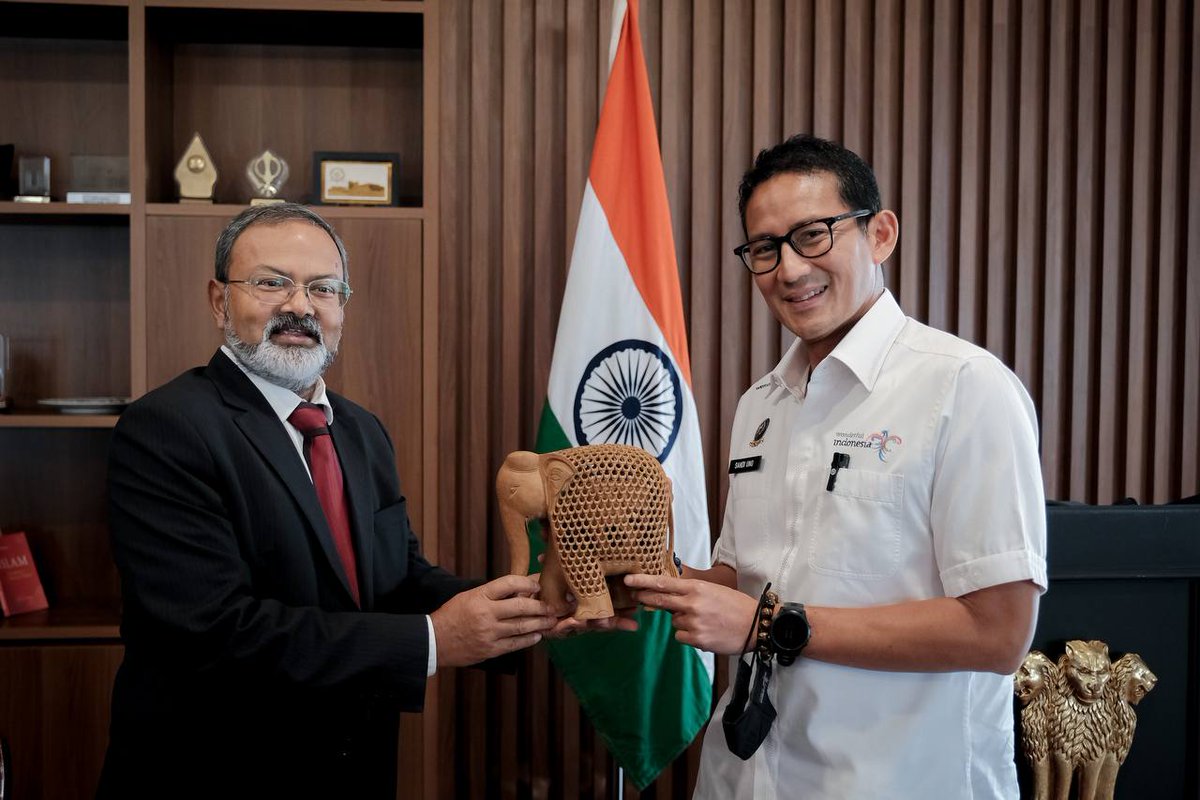 sandiuno's tweet photo. Hari ini saya berkesempatan mengunjungi Kedutaan Besar India, bertemu dengan Duta Besar India untuk Indonesia, HE. Shri Manoj K. Bharti.

Kami banyak membahas tentang kemungkinan pengembangan destinasi wisata berbasis pelayaran antara Sabang, Aceh menuju Pulau Andaman-Nicobar. https://t.co/Jsmv6yMwif