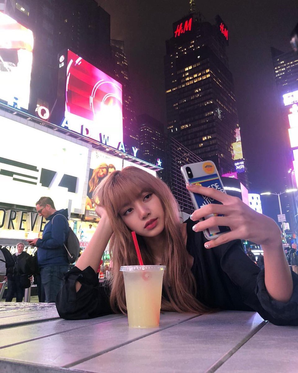 backtopinked's tweet photo. [IG🐥] Lisa 4 years ago 

“#newyork #timesssquare” https://t.co/eq4wX5nOBR