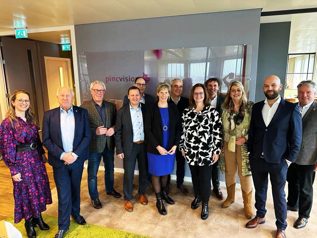 Regulatory Technology: RegTech. Pincvision in Doetinchem specialiseert zich er in en helpt bedrijven met exportverplichtingen. Mooi om over de trots van deze ondernemers te horen samen met o.a. <a href="/VVDGelderland/">VVD Gelderland</a> lijsttrekker  <a href="/HelgaWitjes/">Helga Witjes</a> en <a href="/ZelYassini/">Zohair El Yassini</a>. 1/5