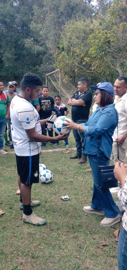 gallegos_tulito's tweet photo. Gracias al amigo y diputado #ReinaldoSanchez por la donación de balones de fútbol a equipos participantes del campeonato en la comunidad de Lavaderos,Concordia ,también con detalles para los niños y niñas. https://t.co/EWCKNX7UPr