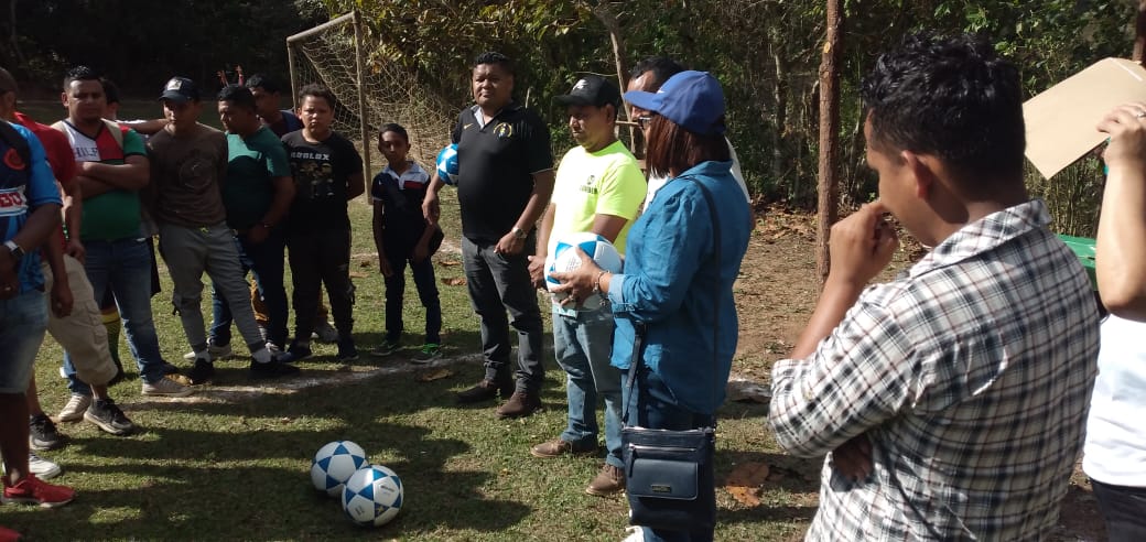 gallegos_tulito's tweet photo. Gracias al amigo y diputado #ReinaldoSanchez por la donación de balones de fútbol a equipos participantes del campeonato en la comunidad de Lavaderos,Concordia ,también con detalles para los niños y niñas. https://t.co/EWCKNX7UPr