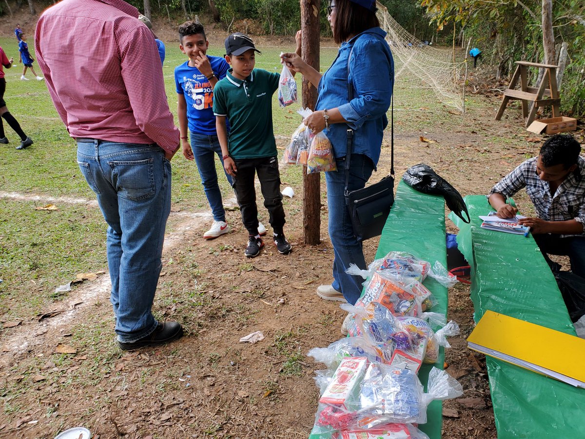 gallegos_tulito's tweet photo. Gracias al amigo y diputado #ReinaldoSanchez por la donación de balones de fútbol a equipos participantes del campeonato en la comunidad de Lavaderos,Concordia ,también con detalles para los niños y niñas. https://t.co/EWCKNX7UPr