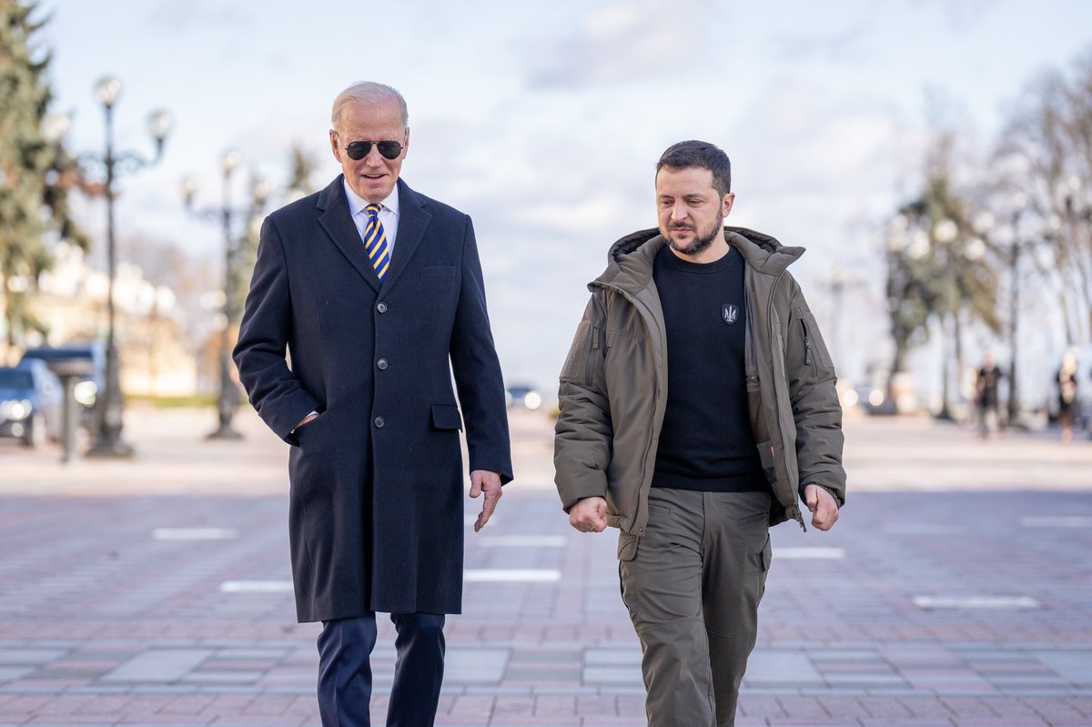Fatassinari's tweet photo. As a young researcher I was once tasked to take minutes for a @JoeBiden speech in Venice. Afterwards he gave me his manuscript which i cherish (note marks for pause/emphasis).
Often go back to it &amp; wonder where we’d be today without  this Cold Warrior so deeply attached to Europe https://t.co/p00Qjd05p3
