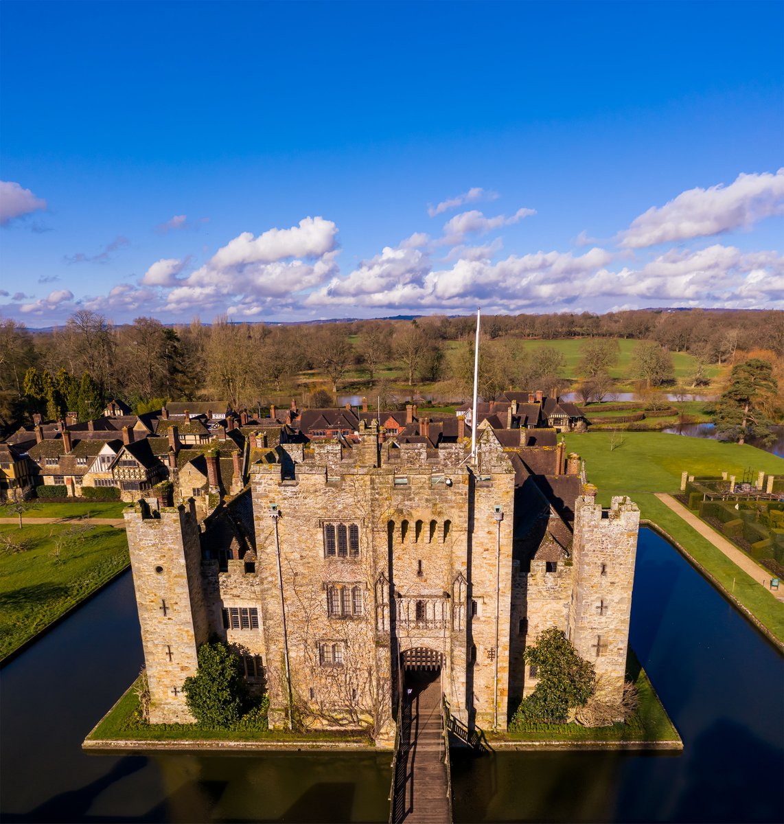 Would you like to work at Hever Castle? 

We are recruiting for Visitor Experience Assistants to work in the Castle & the grounds.

Discover more here: bit.ly/JobsatHever

#JobsInKent #KentJobs #NewJob #Kent #HeverCastle