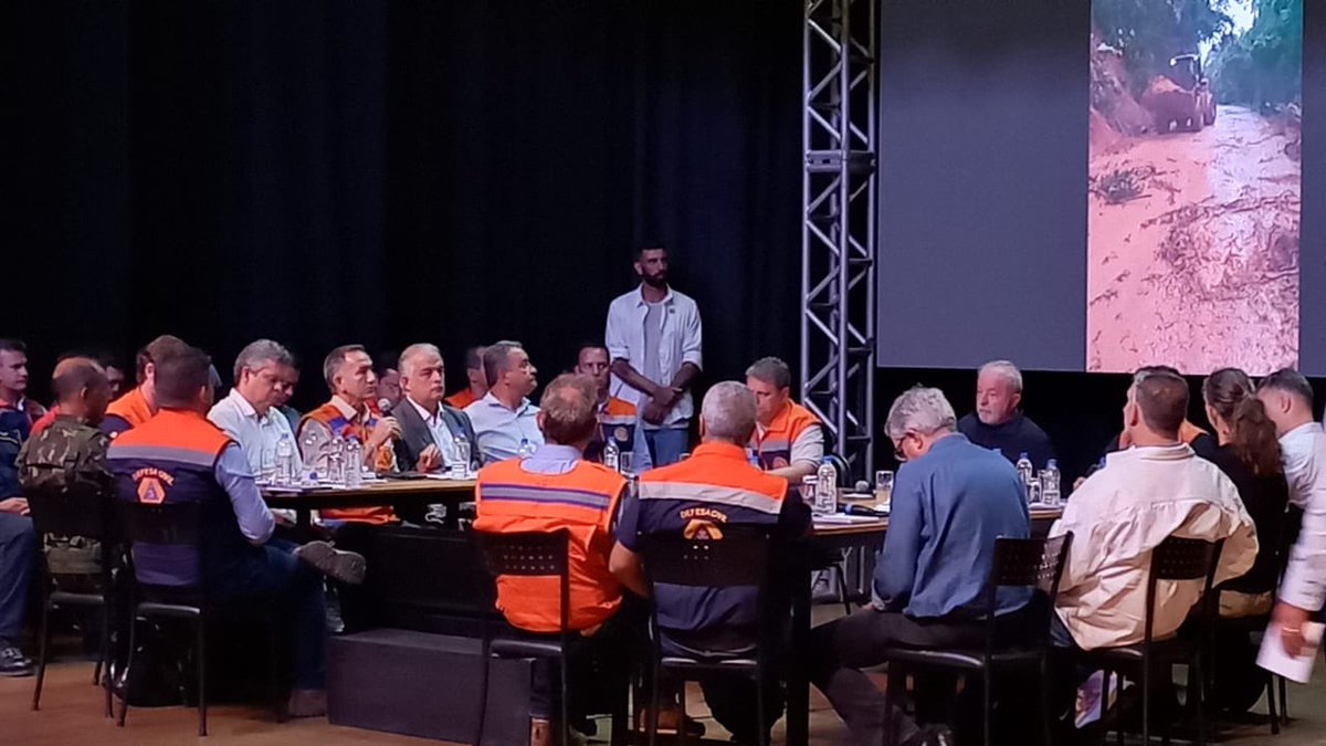 waldezoficial's tweet photo. Já estamos em São Sebastião com o presidente @LulaOficial, ministros e com o governador @tarcisiogdf e o prefeito @prefeitoFA trabalhando no enfrentamento dessa tragédia para levar apoio aos brasileiros afetados pelas fortes chuvas. https://t.co/2gsGwm7qVJ