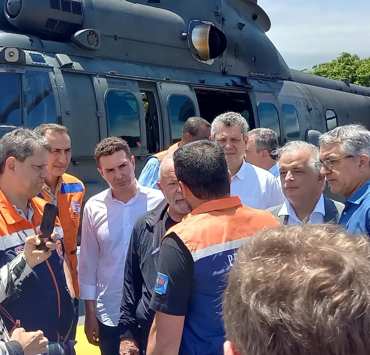 waldezoficial's tweet photo. Já estamos em São Sebastião com o presidente @LulaOficial, ministros e com o governador @tarcisiogdf e o prefeito @prefeitoFA trabalhando no enfrentamento dessa tragédia para levar apoio aos brasileiros afetados pelas fortes chuvas. https://t.co/2gsGwm7qVJ