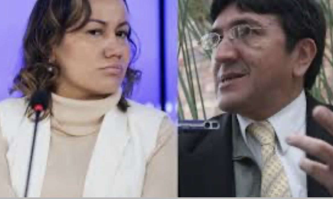 CatalinaSuarezB's tweet photo. Pedro Santana, vocero de la reforma a la salud, investigado por temas de acoso sexual también mintió  en sus estudios. Dijo ser filósofo de la Universidad del Rosario y NO es cierto. ¿Qué dirá @carolinacorcho ? ¿En manos de quién estuvo la reforma?

https://t.co/koz2HYtLWm https://t.co/kNSNaYgqfl