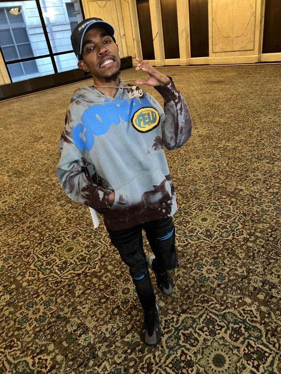 1200Tymoney's tweet photo. “Hoodie A Thousand My Jeans A Thousand I Been Hustling For A Thousand Days” https://t.co/eitysa8RWM