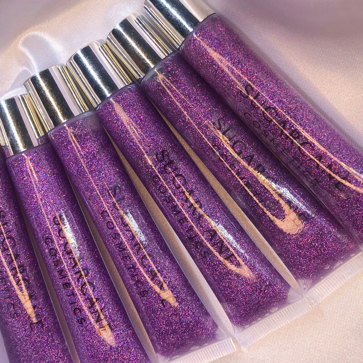 Make a statement with our Nollywood glitter gloss. 💫 With its long-lasting wear, shiny finish, and comfortable texture, it's the ultimate beauty must-have! 
buff.ly/3IbZeet  #SugarcaneCosmetics #lipglossgoals #beautylover