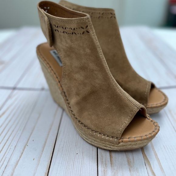 the_pifer's tweet photo. So good I had to share! Check out all the items I'm loving on @Poshmarkapp #poshmark #fashion #style #shopmycloset #jcrew #ariat #notrated: https://t.co/wodKVCxyew https://t.co/oJsubzMml9