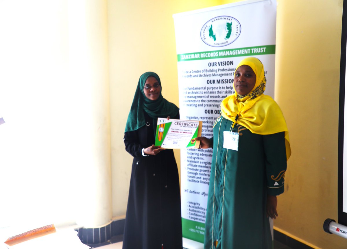 ZRMT3's tweet photo. Naibu mkurugenzi wa ZRMT akikabidhi vyeti baada ya kukamilika kwa mafunzo ya Financial records kwa wahasibu wa Taasisi mbali mbali pamoja na wanachama wa Taasisi hiyo ya ZRMT https://t.co/6DGRsLIPJg