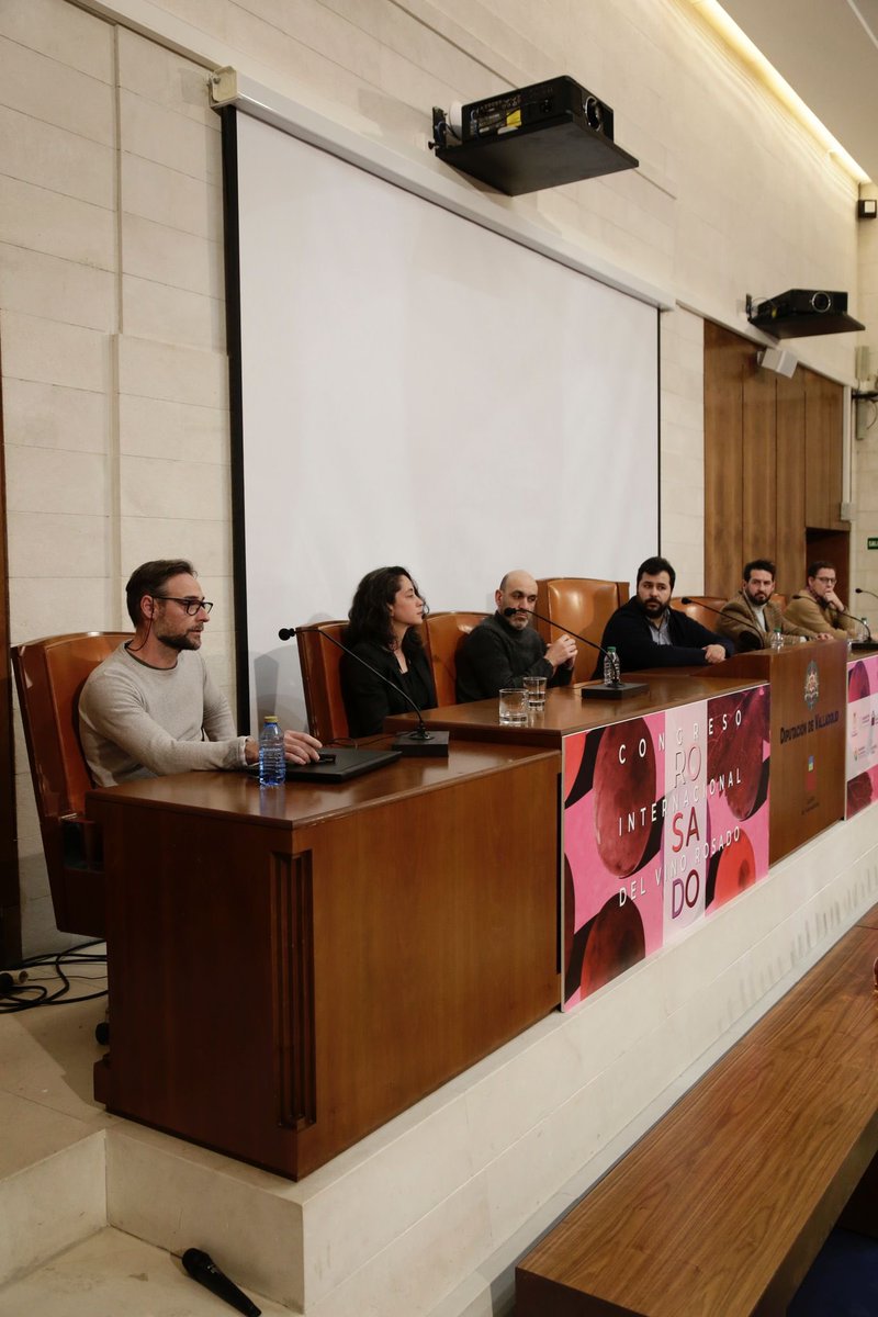 Sara Ferreres, jefa de cocina de Taller Arzuaga, participa hoy en el V Congreso Internacional del Rosado en la mesa redonda ‘De Tapas y Rosados’ 🍷 

#DescubreArzuaga #CongresoRosado23 #CongresoVinoRosado