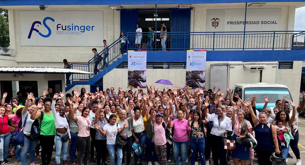 Fusinger1's tweet photo. Gracias a @ProsperidadCol @cielo_rusinque inicia el proyecto fortalecimiento de capacidades de confección para 600 personas en #Cali generando oportunidades laborales, mano de obra calificada e ingresos a los beneficiarios  @gustavopetrourrego @rayanelbarkachi 
#gobiernodelcambio https://t.co/SPo6Kp6Qnv