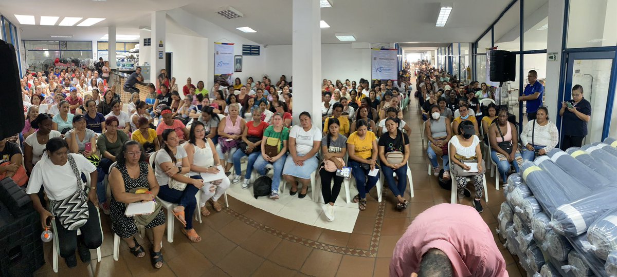 Fusinger1's tweet photo. Gracias a @ProsperidadCol @cielo_rusinque inicia el proyecto fortalecimiento de capacidades de confección para 600 personas en #Cali generando oportunidades laborales, mano de obra calificada e ingresos a los beneficiarios  @gustavopetrourrego @rayanelbarkachi 
#gobiernodelcambio https://t.co/SPo6Kp6Qnv