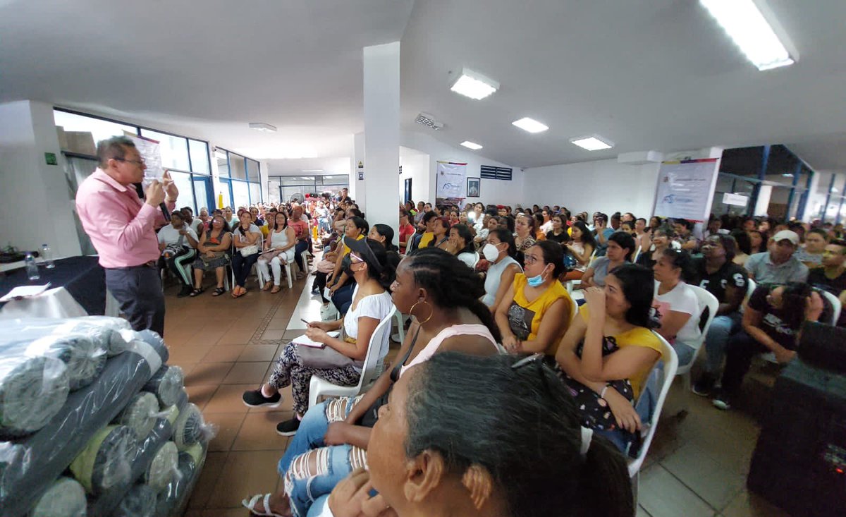 Fusinger1's tweet photo. Gracias a @ProsperidadCol @cielo_rusinque inicia el proyecto fortalecimiento de capacidades de confección para 600 personas en #Cali generando oportunidades laborales, mano de obra calificada e ingresos a los beneficiarios  @gustavopetrourrego @rayanelbarkachi 
#gobiernodelcambio https://t.co/SPo6Kp6Qnv
