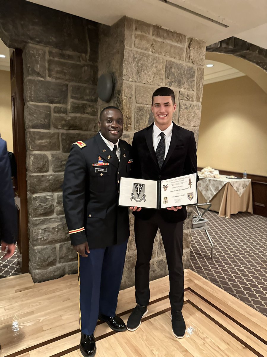 k_McFarlandlll's tweet image. It’s been an amazing past few days. Capping of a 3 day visit @WestPoint_USMA I was honored to received an offer to attend the United States Military Academy Prep School, and the opportunity to join the long grey line. 🙏🏽🇺🇸  #USMAPS