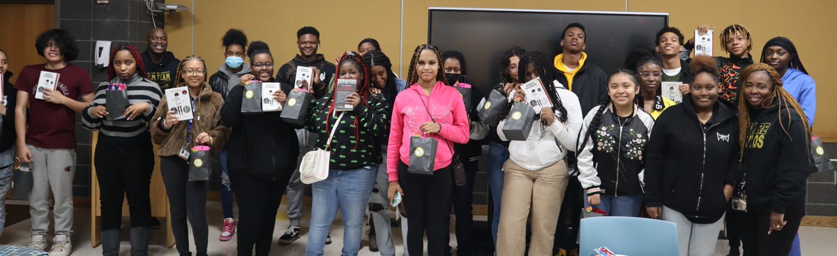 DouglassHSMedia's tweet image. @apsDouglassHigh @DrLisaHerring @forrest_taylor1 @apsupdate @CalhounLakesha
#AstroPride Astros participate in a guided discussion of the book/movie "The Hate U Give."  See:  tinyurl.com/mr2byawe